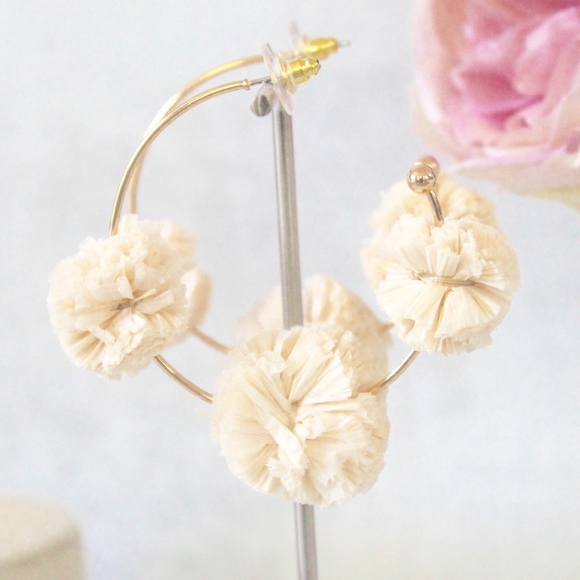 🎉🎉HPX2🎉🎉 Raffia Pom Pom Hoop Earrings Ivory - Picture 4 of 7